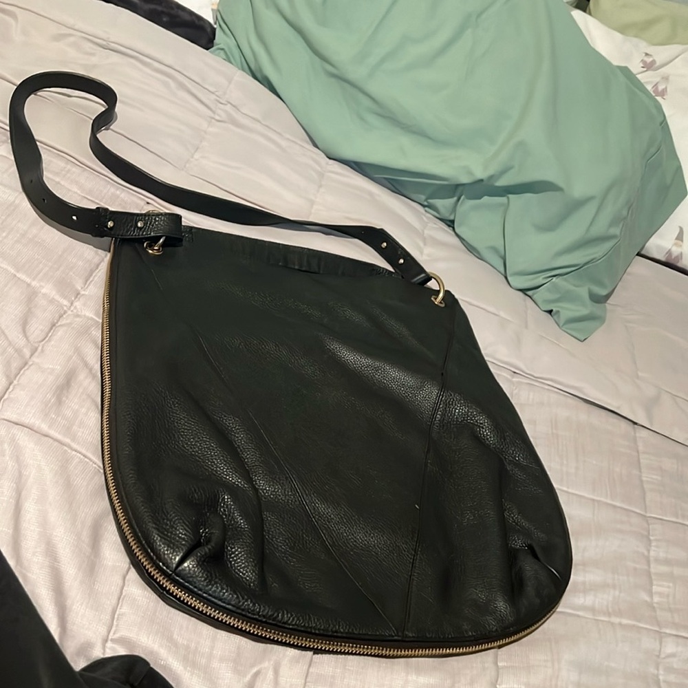 GORGEOUS black leather pour la victories leather bag with cross body strap